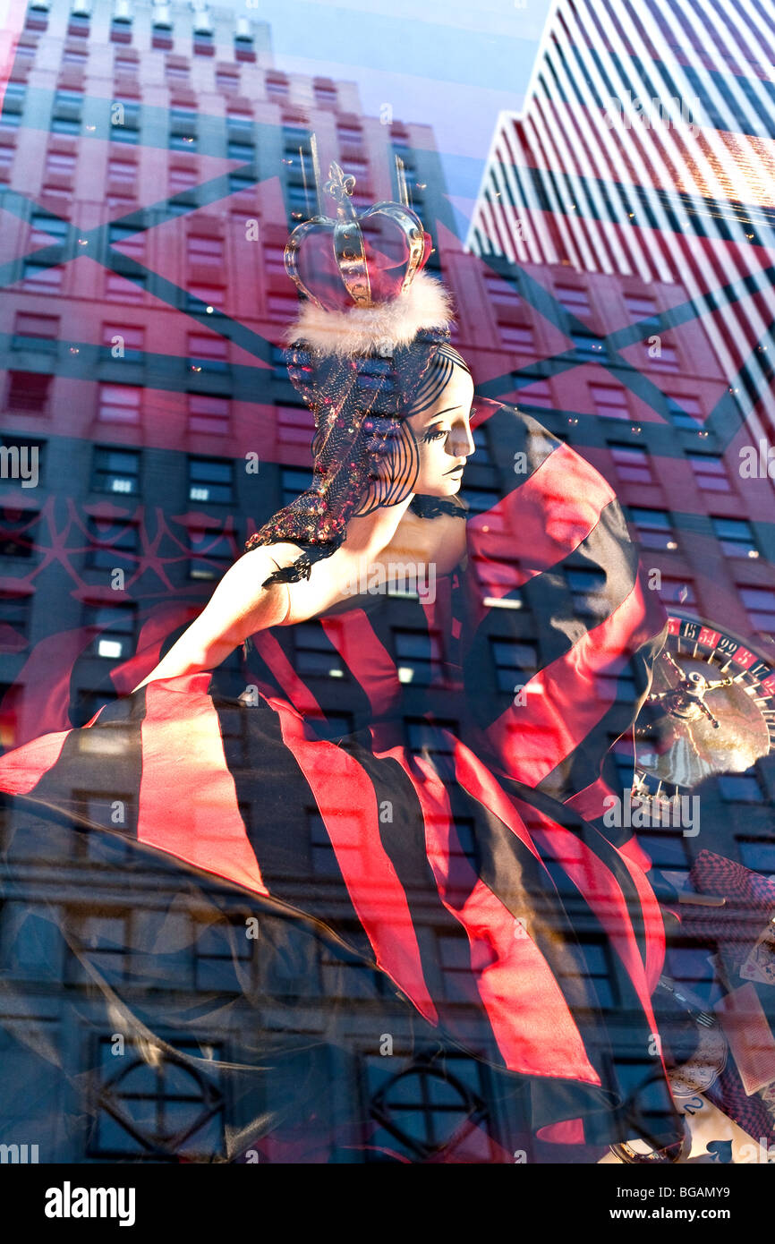 eine fabelhafte Königin in ein Leben Größe Schach Spiel hin-und Herbewegungen über reflektierte Gebäude in einem Bergdorf Goodman Weihnachts-Fenster in New York Stockfoto