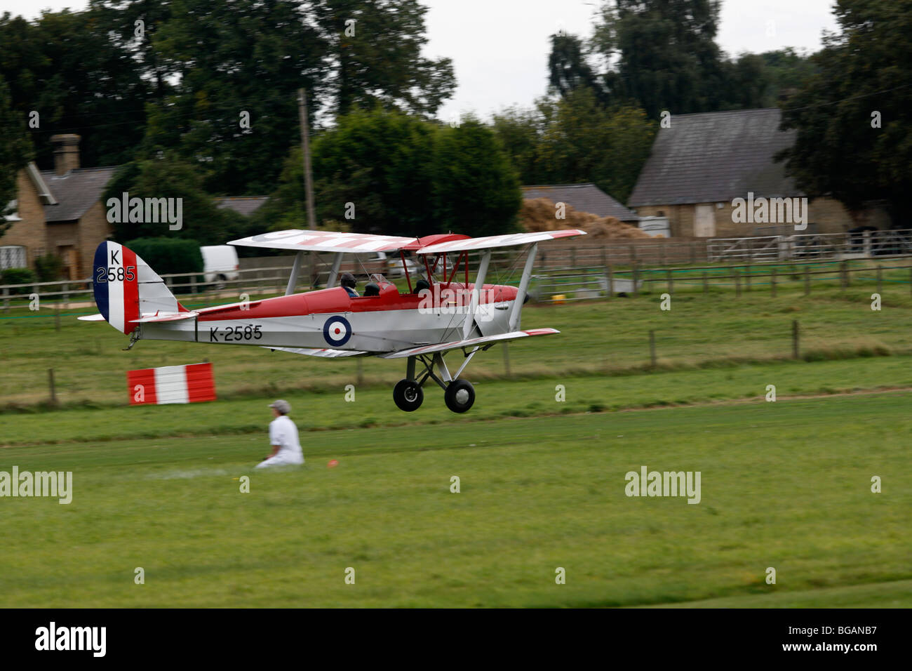 De Havilland, DH82 Tiger Moth, zwei Sitz Sport und Training-Doppeldecker von 1931. Alles Holz bedeckt in Stoff, Gypsy großen Iengine 130 PS, 93 km/h-300-Meilen-Strecke. Am Stag Lane Edgeware gebaut. G-EBLV ist die älteste erhaltene Motte in der Welt. Jetzt im Besitz von British Aerospace. Stockfoto