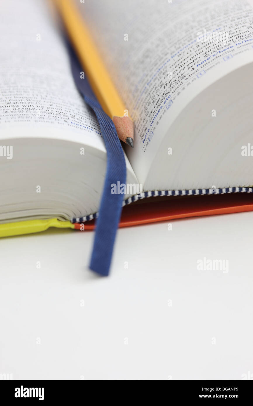 Bleistift und Wörterbuch Stockfoto