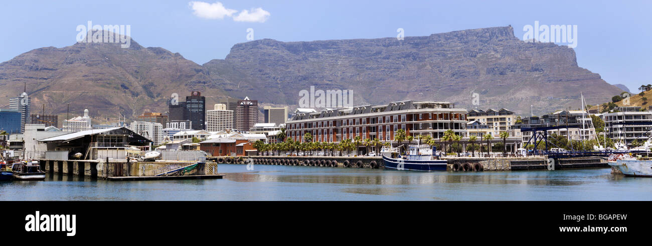 Hafen von Victoria und Alfred Waterfront und Tafelberg in Cape Town, South Africa, ein beliebtes Touristenziel Stockfoto
