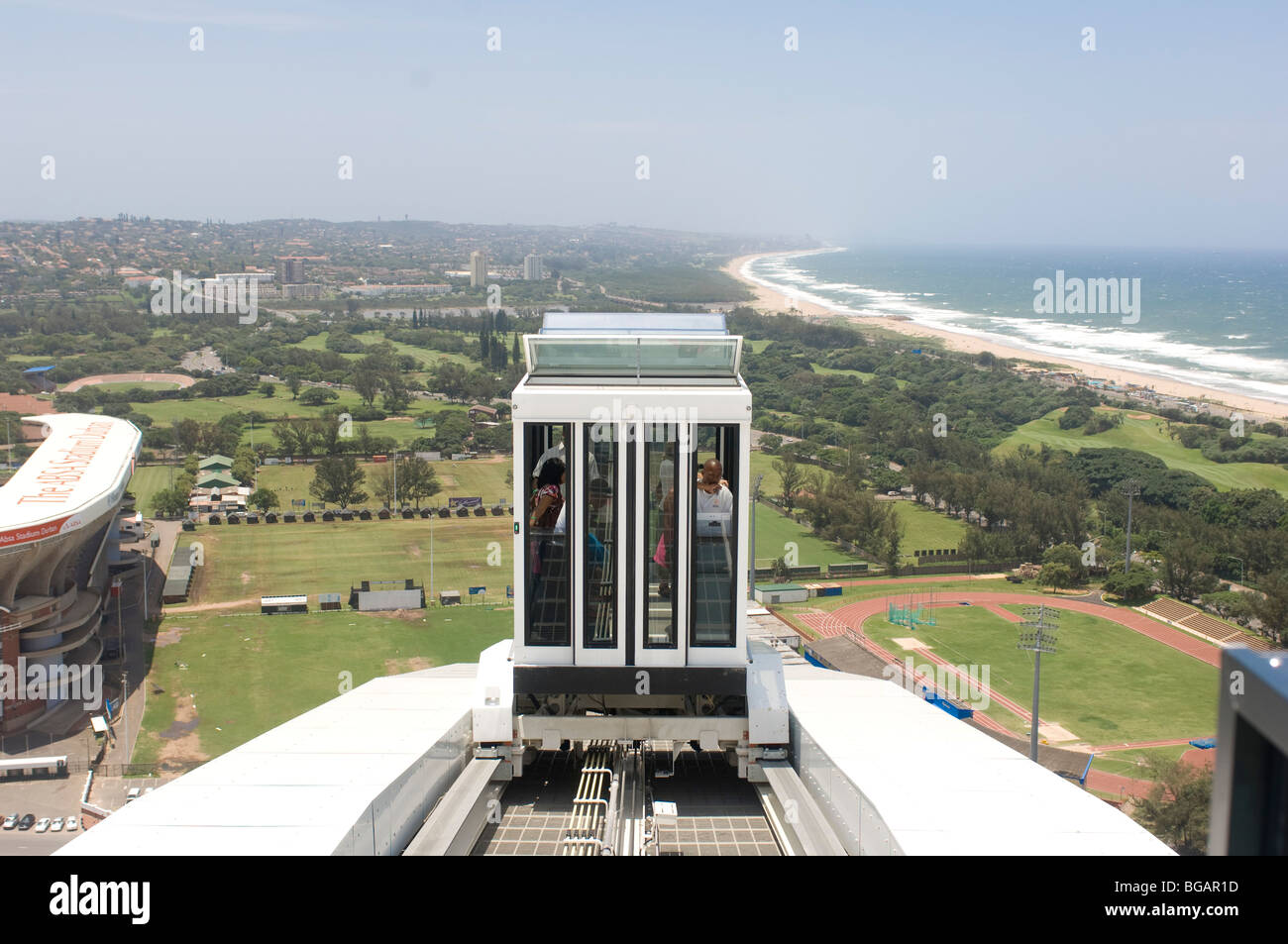 Das Skycar kommt an der Aussichtsplattform an der Spitze der Durban Moses Mabhida Soccer Stadion Sky Ride. Durban, Südafrika Stockfoto