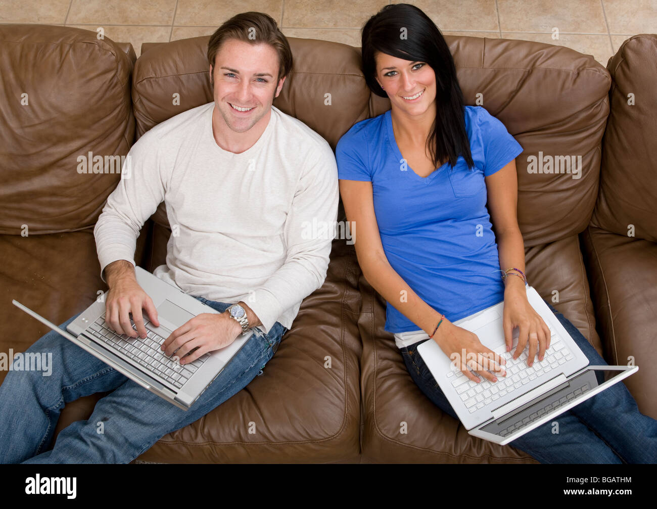Junges Paar entspannen zu Hause mit einem Laptop. Stockfoto