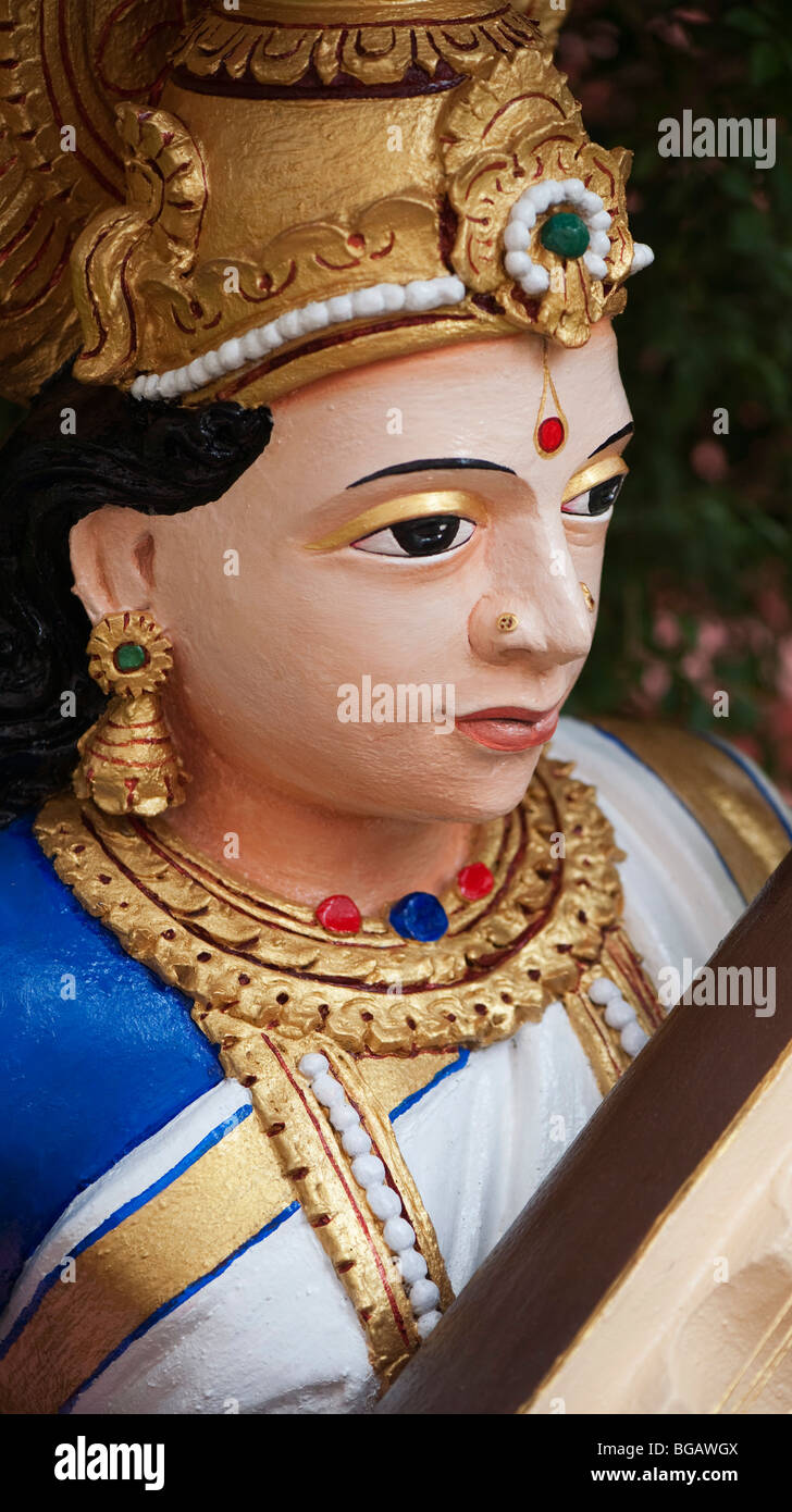 Indische Saraswati Göttinnenstatue. Puttaparthi, Andhra Pradesh, Indien Stockfoto