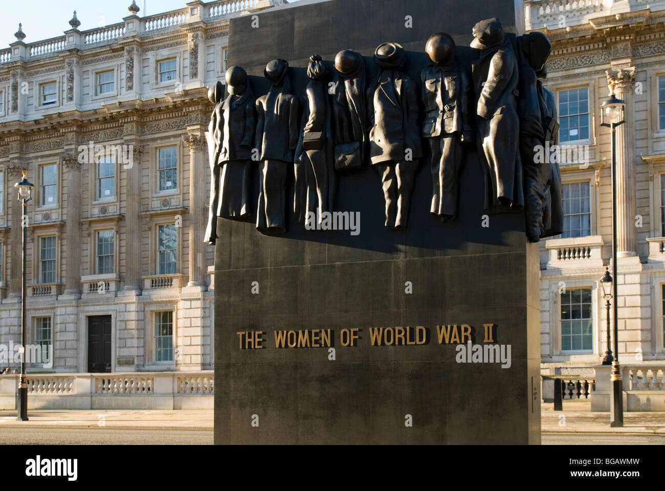 Die Frauen des zweiten Weltkriegs Denkmal, befindet sich in Whitehall, London Vereinigtes Königreich und geformt durch John W Mills Stockfoto