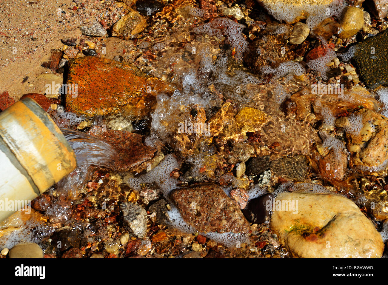 Wasser fließt aus Rohr Stockfoto