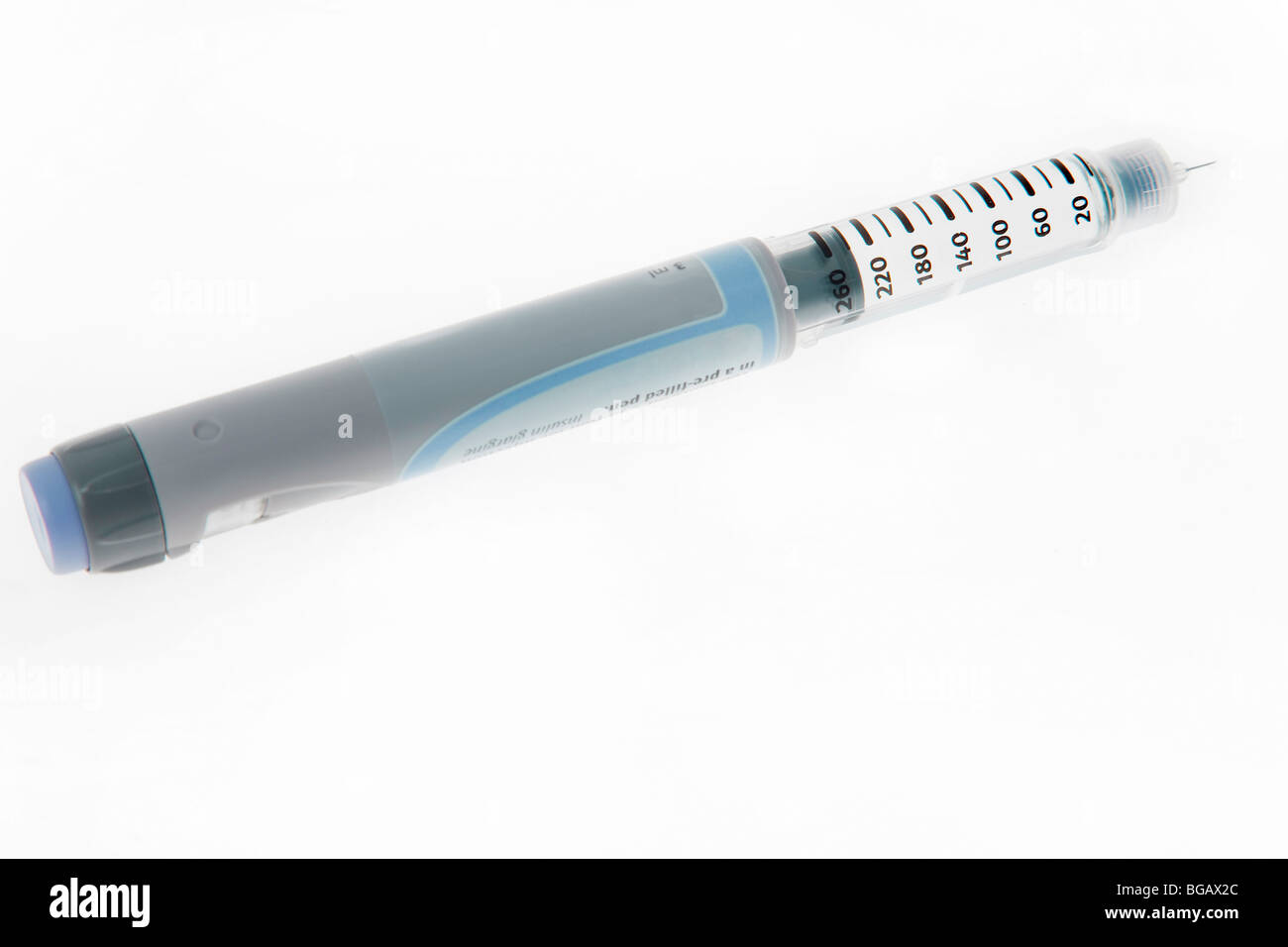 Ausschnitt aus einer Diabetes-Spritze mit Insulin auf weißem Hintergrund Stockfoto