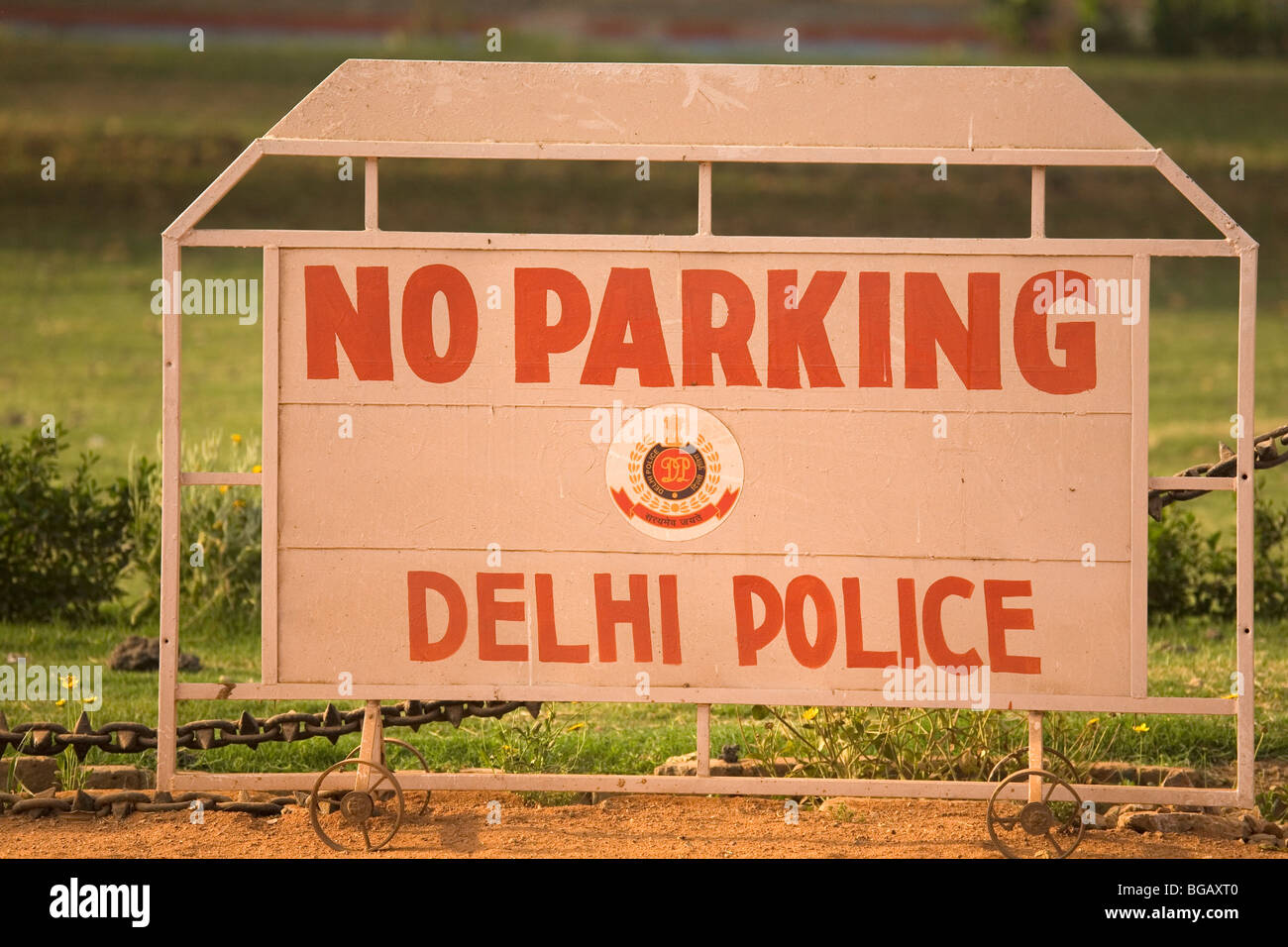 Ein Hindernis heißt es "No Parking" in Neu-Delhi, Indien. Stockfoto