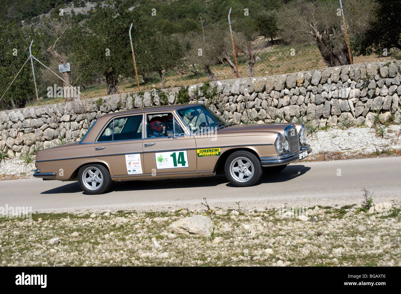 Bronze-1970 Mercedes 280 Se Oldtimer-Teilnahme an einer Kundgebung in Spanien Stockfoto