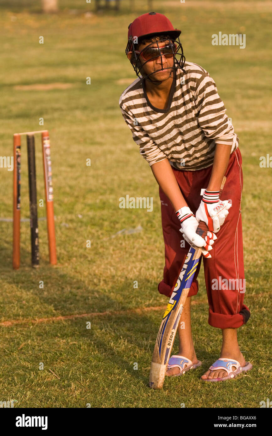 Eine indische Junge spielt Cricket in Neu-Delhi, Indien. Stockfoto