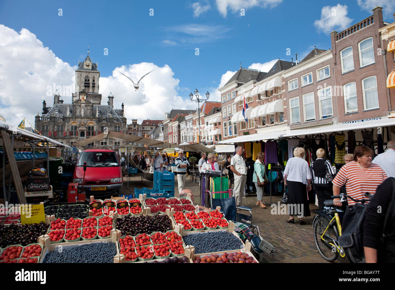 Menschen am Donnerstag Markt in Delft, Zuid, Holland Stockfoto