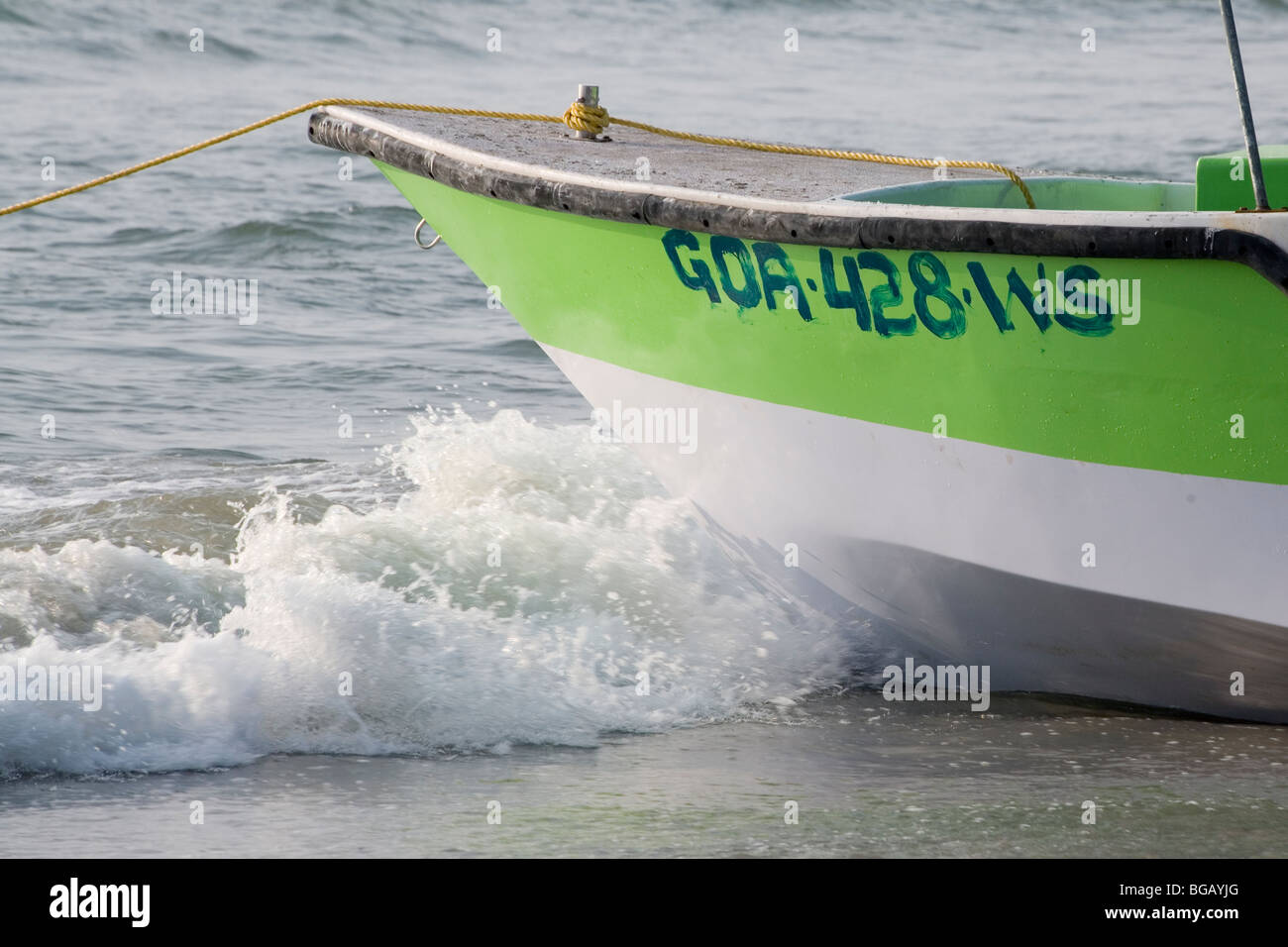 Indien Goa Boot am Strand & surf Stockfoto