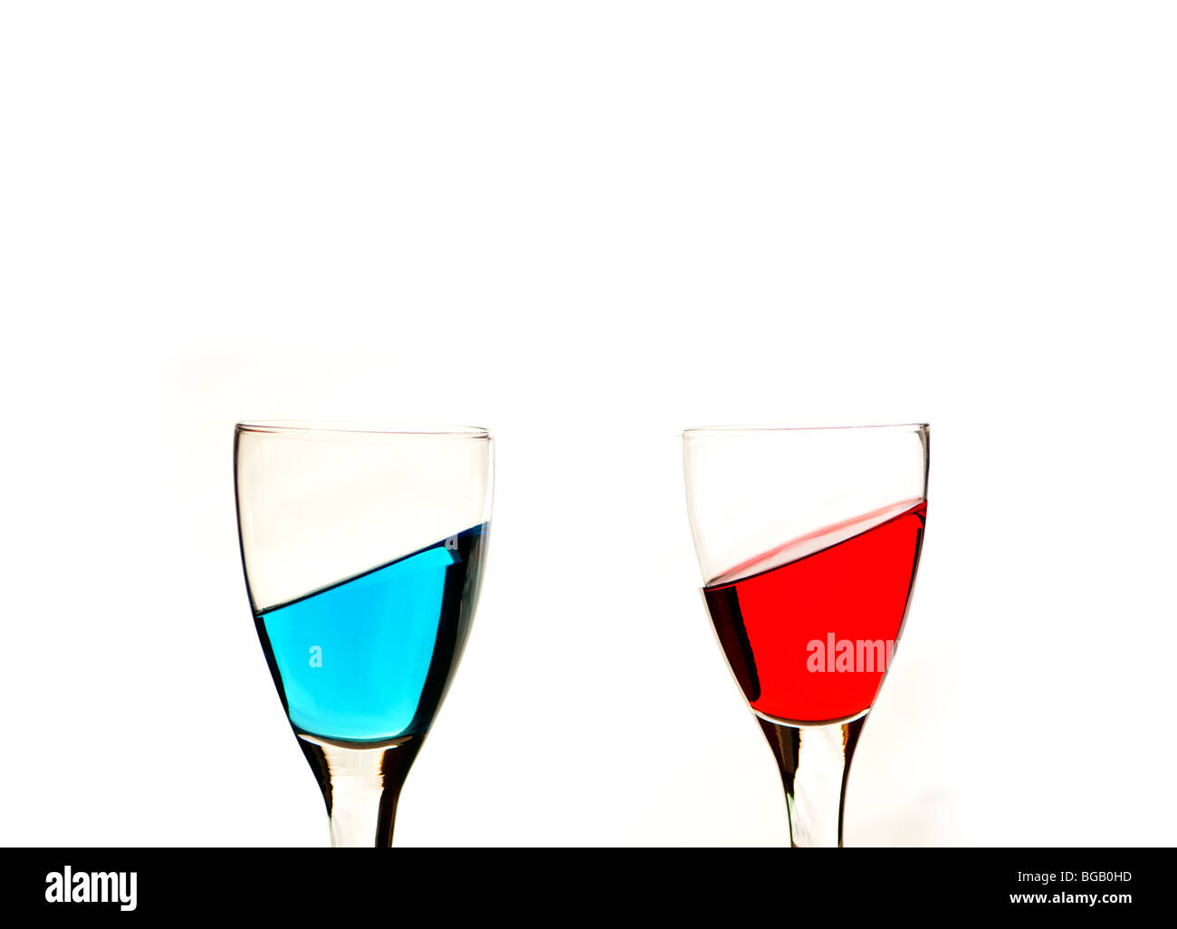 Blaue und rote Flüssigkeit in Weingläser Stockfoto