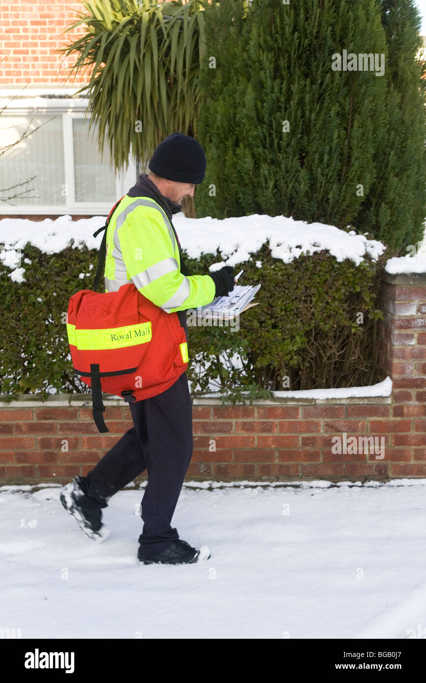 Ein Postbote macht seine Weihnachten Lieferungen trotz Schneefall, der Straßenverhältnisse im Norden von England betroffen hat. Stockfoto