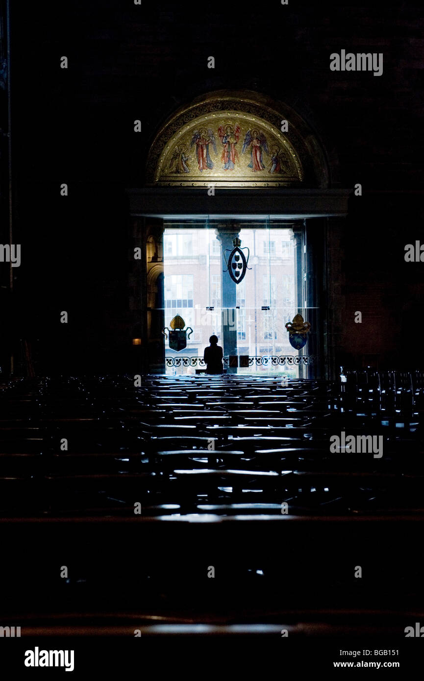 Saint Anne Kathedrale Nordirland, Ansicht der Haupthalle mit einer Person in der Ferne. Stockfoto