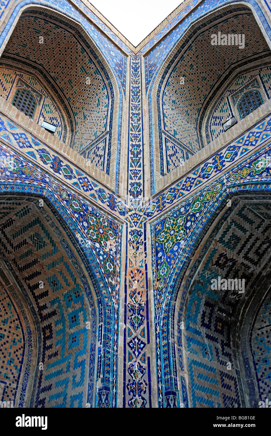 Innenhof der Ulugh beg Medresen, Registan-Platz, Samarkand, Usbekistan Stockfoto