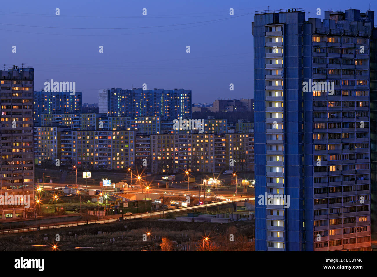 1980er Jahren Wohnhäuser am Abend mit Lichtern in Windows, Moskau, Russland Stockfoto