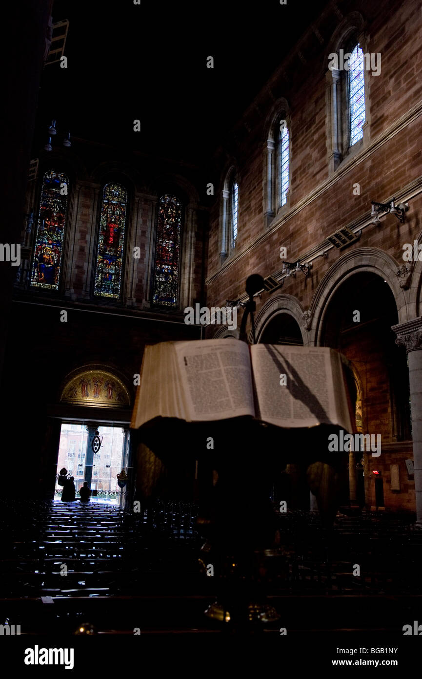 Saint Anne Kathedrale Nordirlands, Ansicht der Haupthalle mit Lesung stehen im Vordergrund. Stockfoto