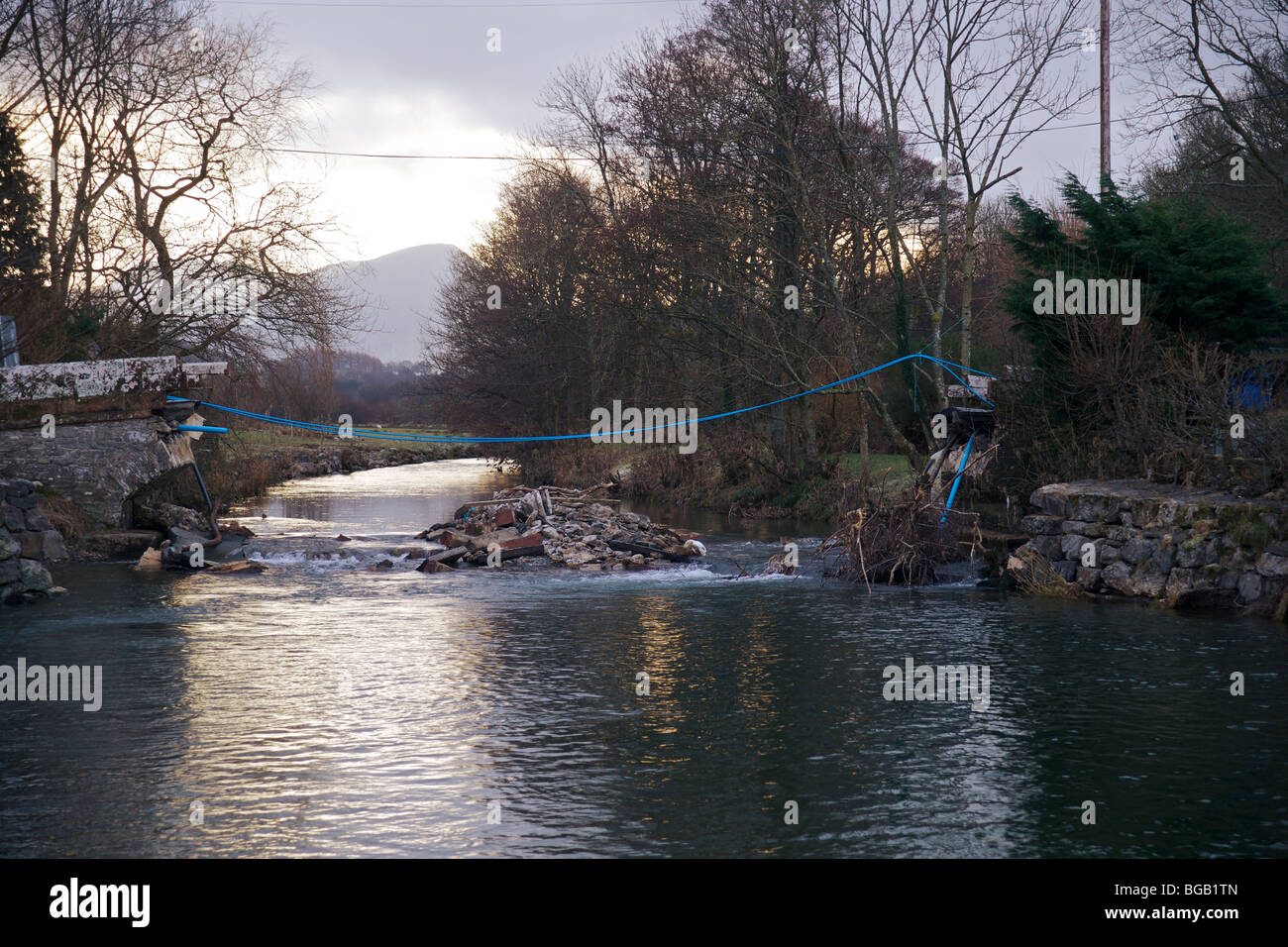 Reste der Low Lorton Brücke in den Fluss Cocker, West Cumbria, England nach dem Hochwasser 2009 Stockfoto