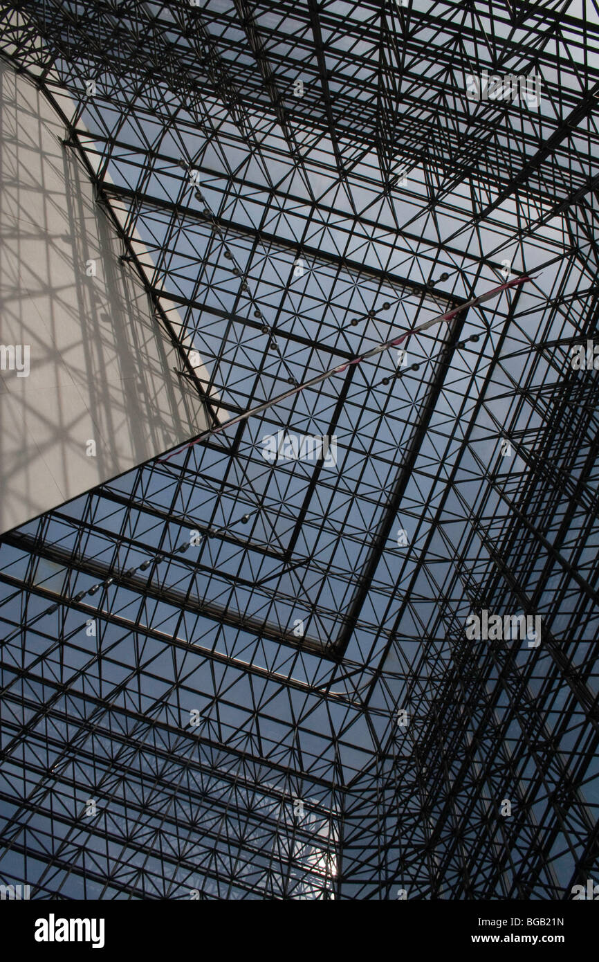 Nachschlagen im Atrium des John F Kennedy Library and Museum Stockfoto