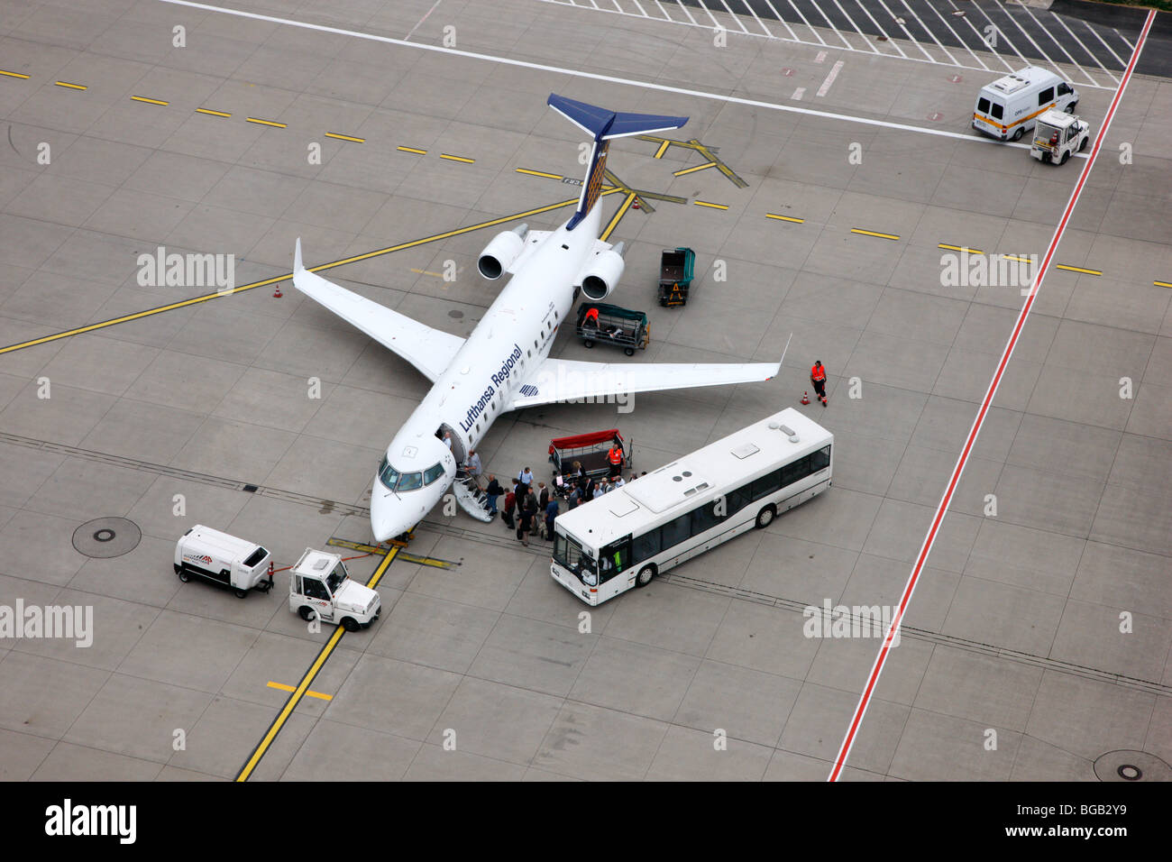 Lufthansa regional-Jet am Flughafen Düsseldorf, Passagiere einsteigen in das Flugzeug Stockfoto