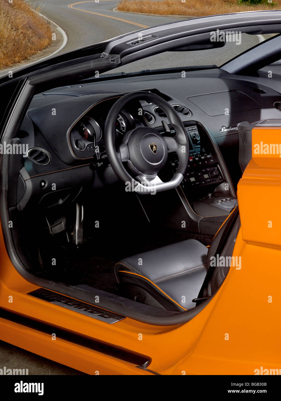 Lamborghini-Cabrio-Innenraum unterwegs mit Tür öffnen, USA Stockfoto