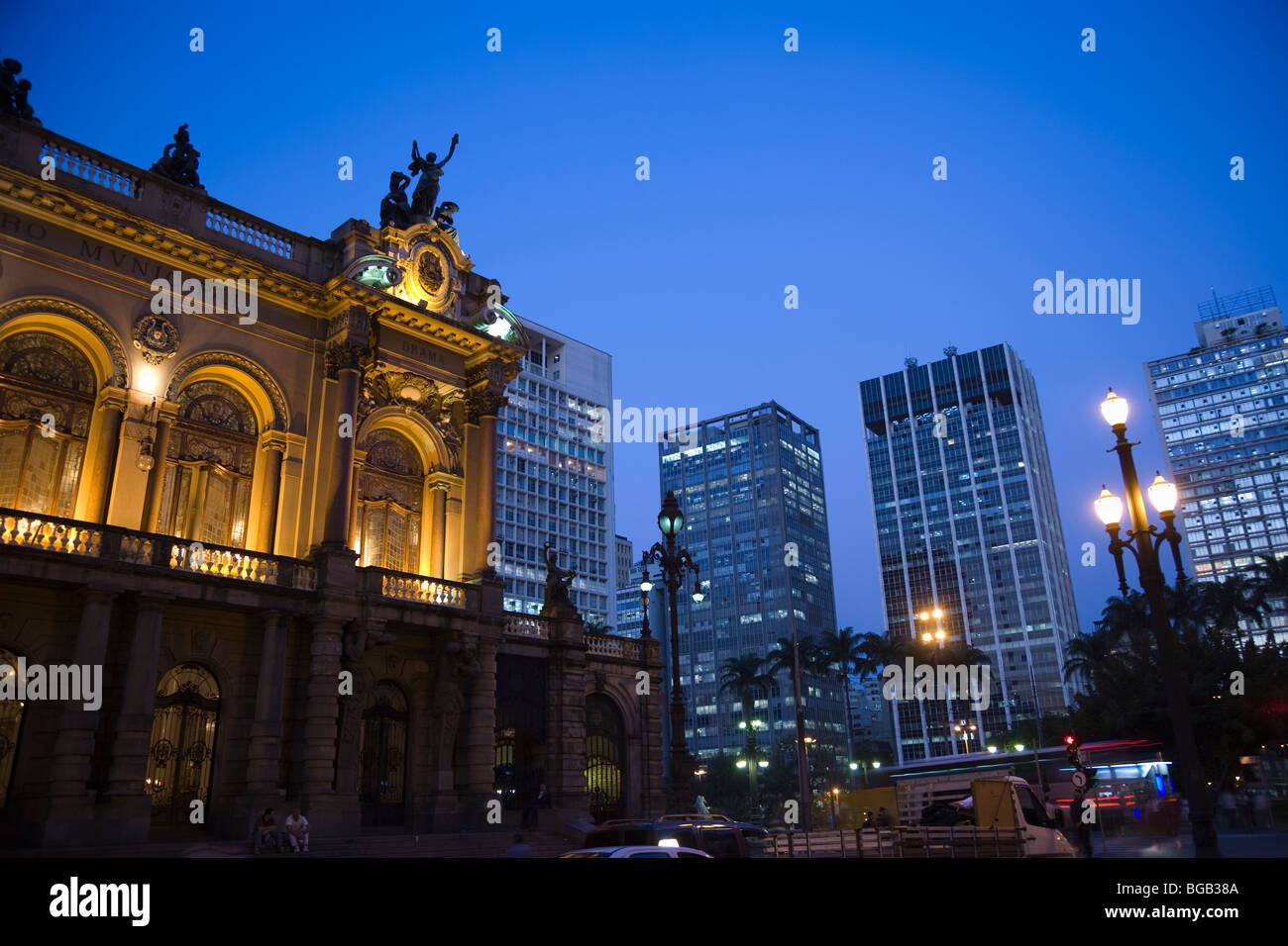 Teatro Municipal und Bürogebäuden beleuchtet in der Abenddämmerung, Sao Paulo, Brasilien Stockfoto