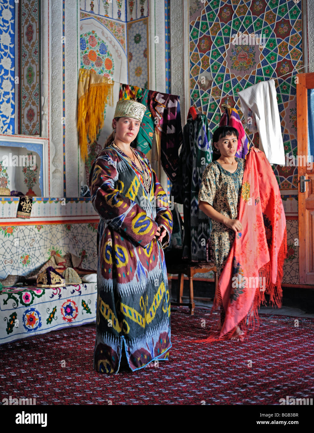 Frau im usbekischen Tracht, Buchara, Usbekistan Stockfoto
