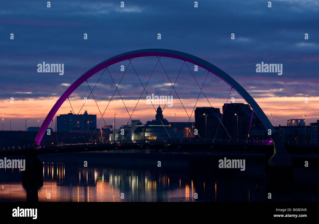Sunrise, Blick nach Osten über Glasgow mit zusammengekniffenen Brücke im Vordergrund Stockfoto