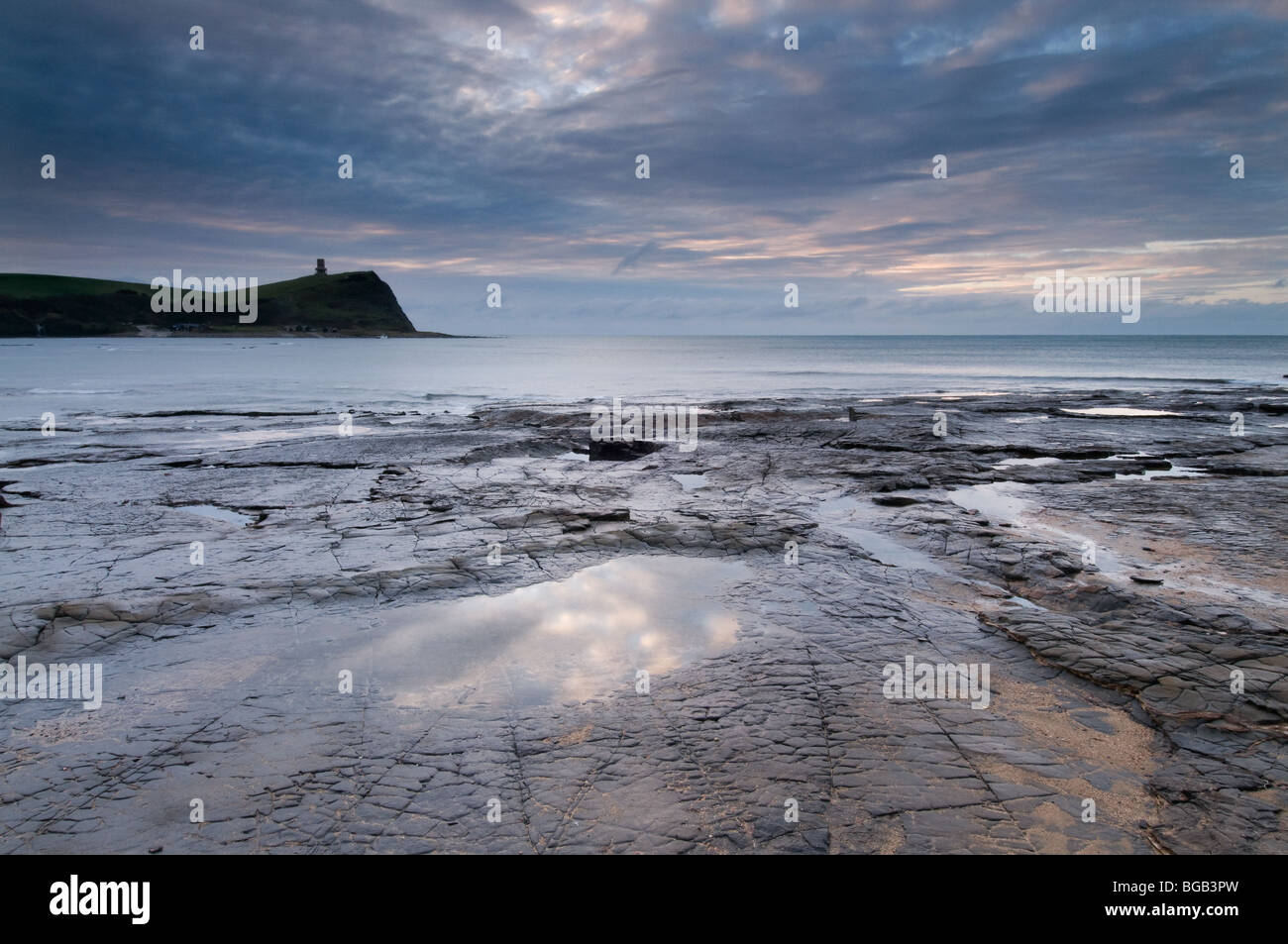 Morgendämmerung am Kimmeridge Bay, Dorset mit Clavell Tower in der Ferne Stockfoto