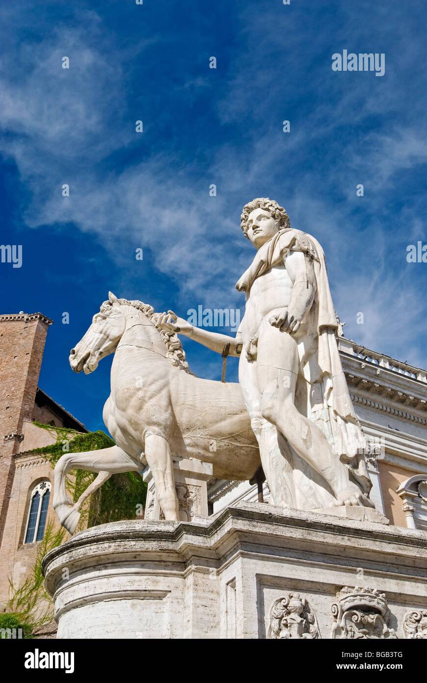 Rom, Italien. Die Dioskuren Statue an der Spitze der Cordonata-Treppe (1536) führt zur Piazza del Campidoglio von Michelangelo. Stockfoto