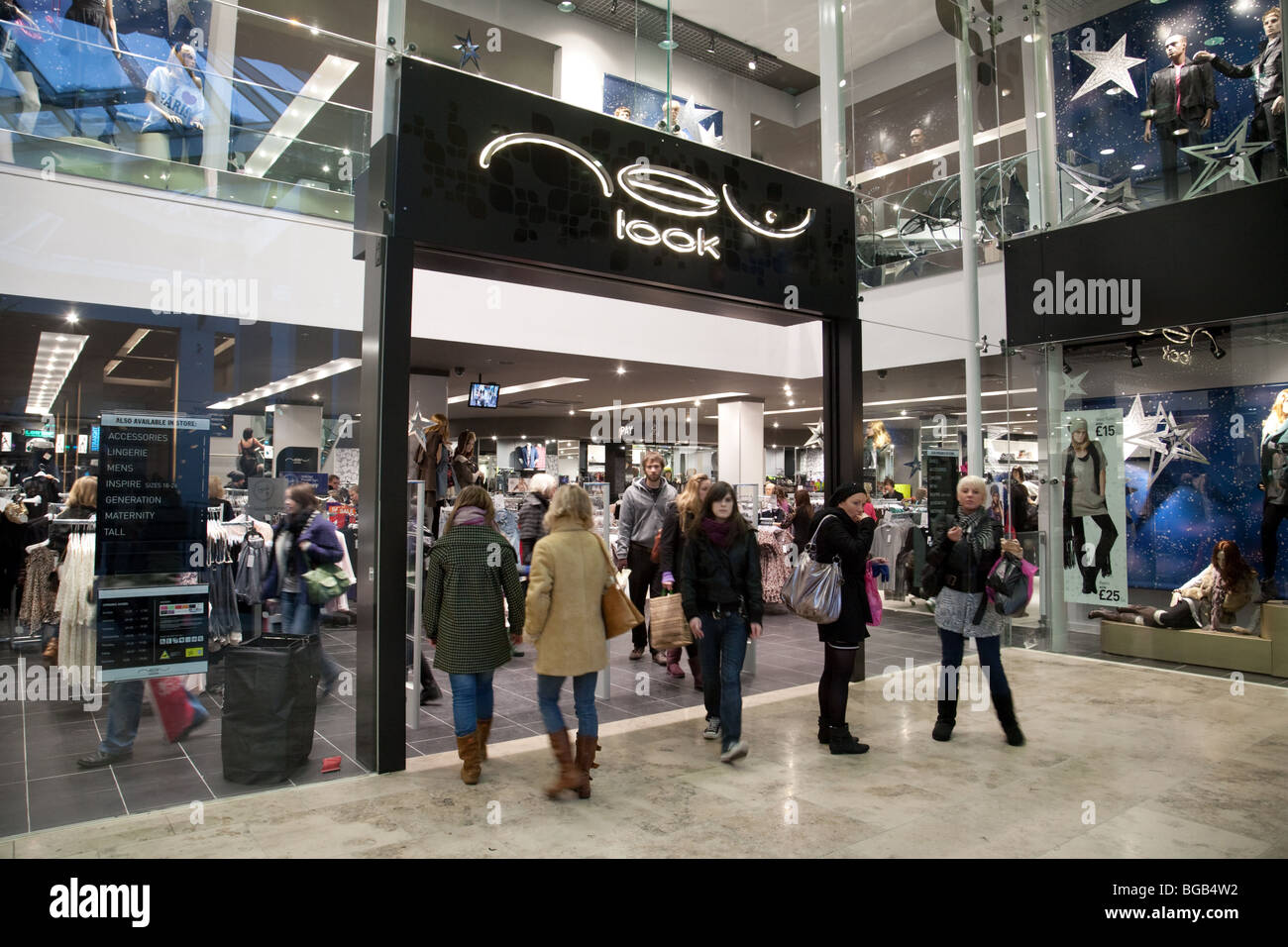 Menschen, die Einkaufen bei New Look Kleidung store, The Lion Yard Cambridge UK Stockfoto