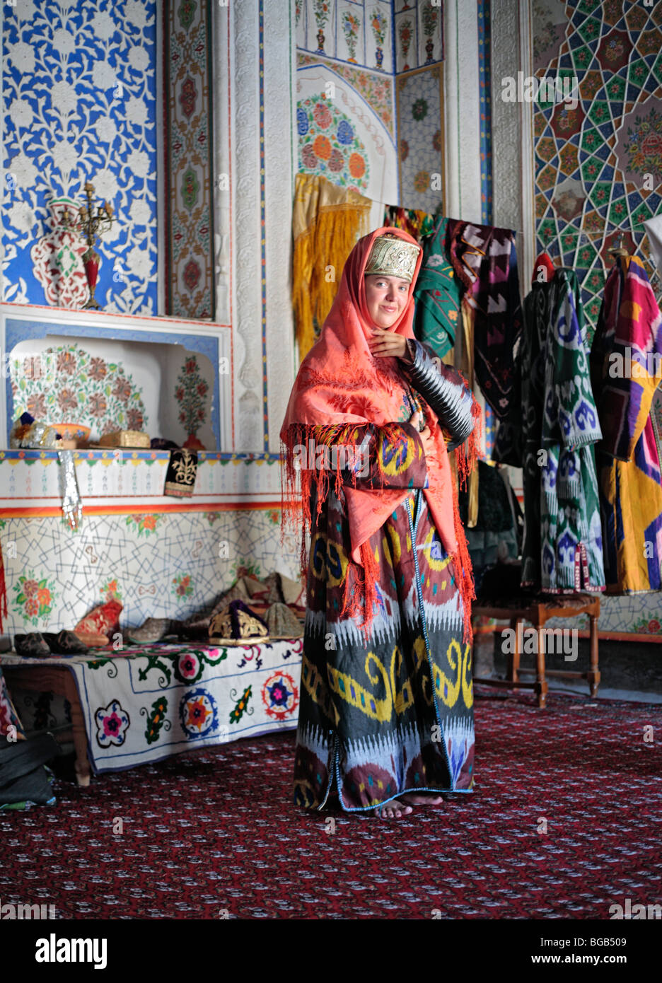 Frau im usbekischen Tracht, Buchara, Usbekistan Stockfoto