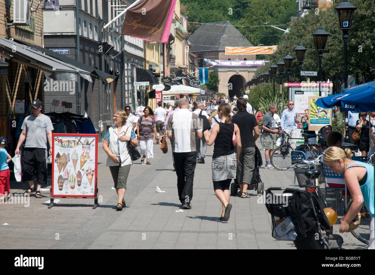 Strassenszene Haupt Strasse Hohe Halmstad Schweden Schwedische Sommer Sommer Zeit Fussganger Stadtmenschen Zu Fuss Durch Die Stadt Shoppe Stockfotografie Alamy