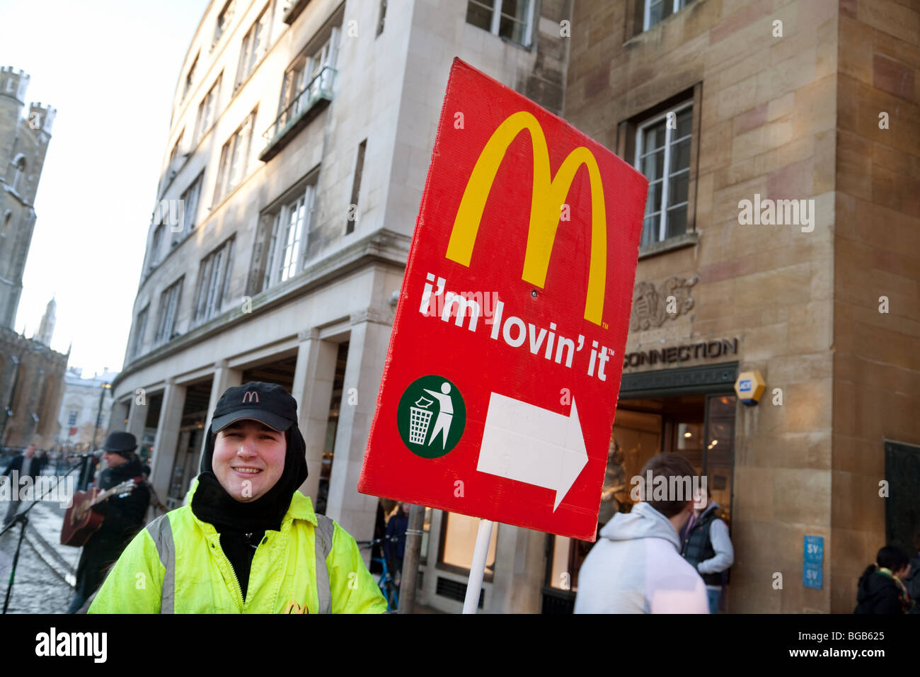Ein Mann mit einem Schild Werbung von McDonalds, Cambridge UK Stockfoto
