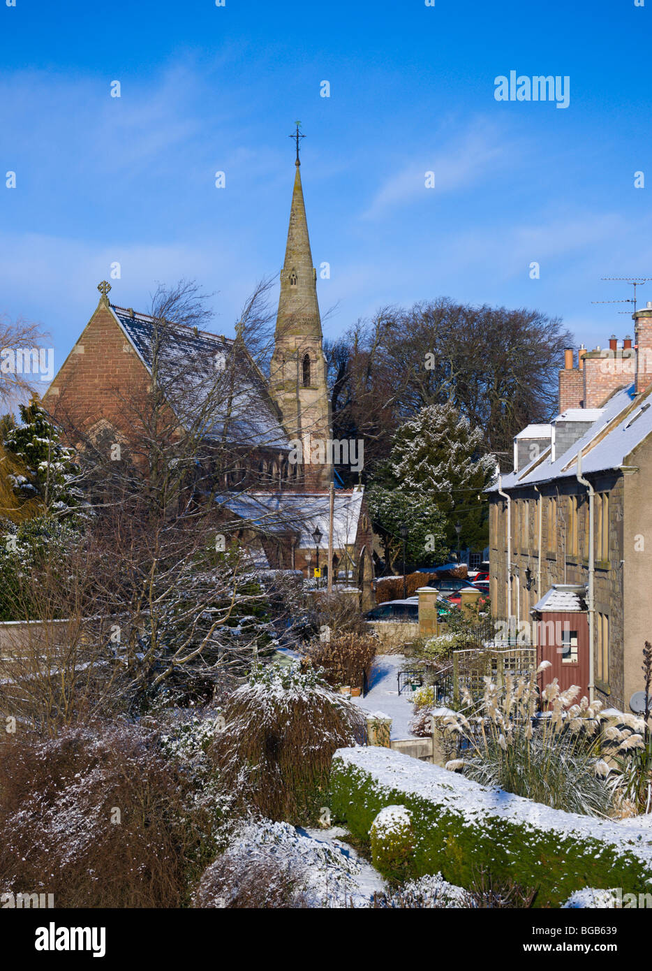 Dezember-Schnee-Szene Kelso Scottish Grenzen UK - St. Andrews Church und in der Nähe auf dem Land Stockfoto