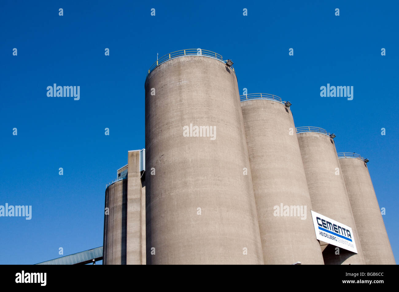 Zement Silo Fabrik Silos Produktion Speicherstätte hässliche Gebäude Turm Türme Stockfoto