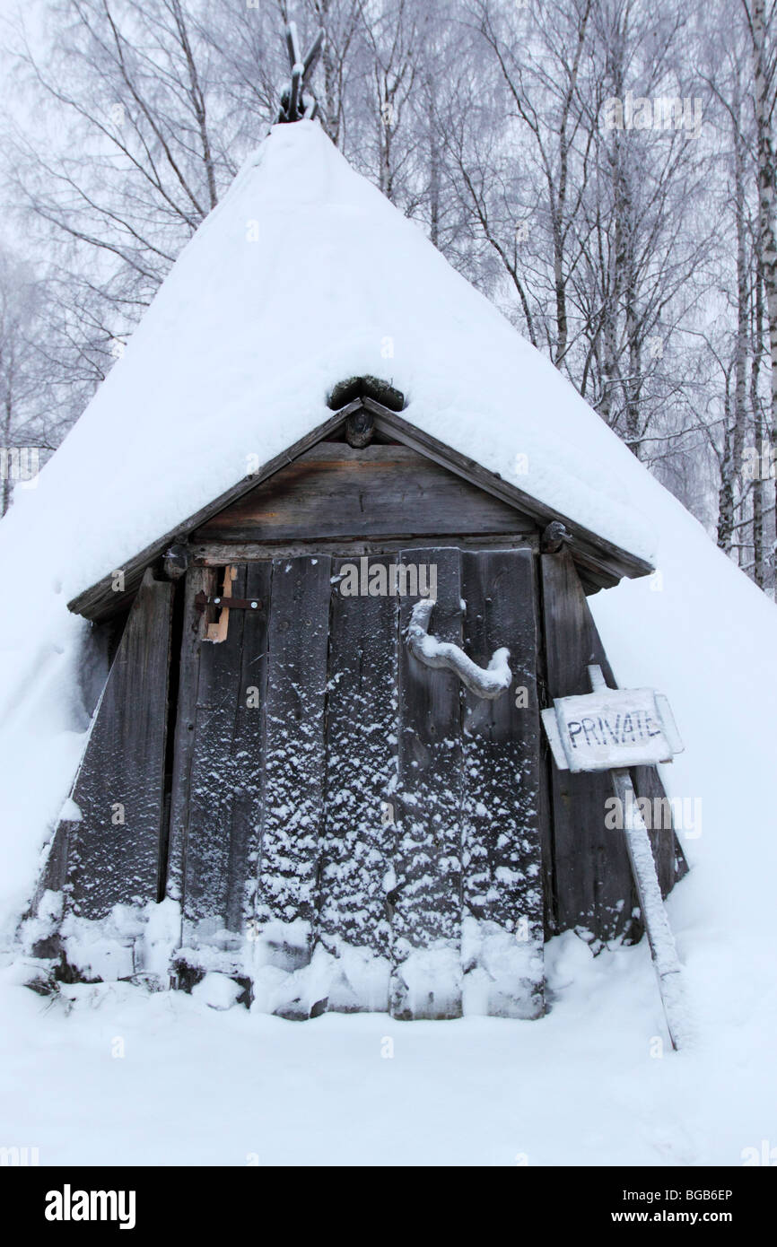 Schnee bedeckt hölzernes Tipi mit privaten Zeichen in Lappland, Finnland Stockfoto