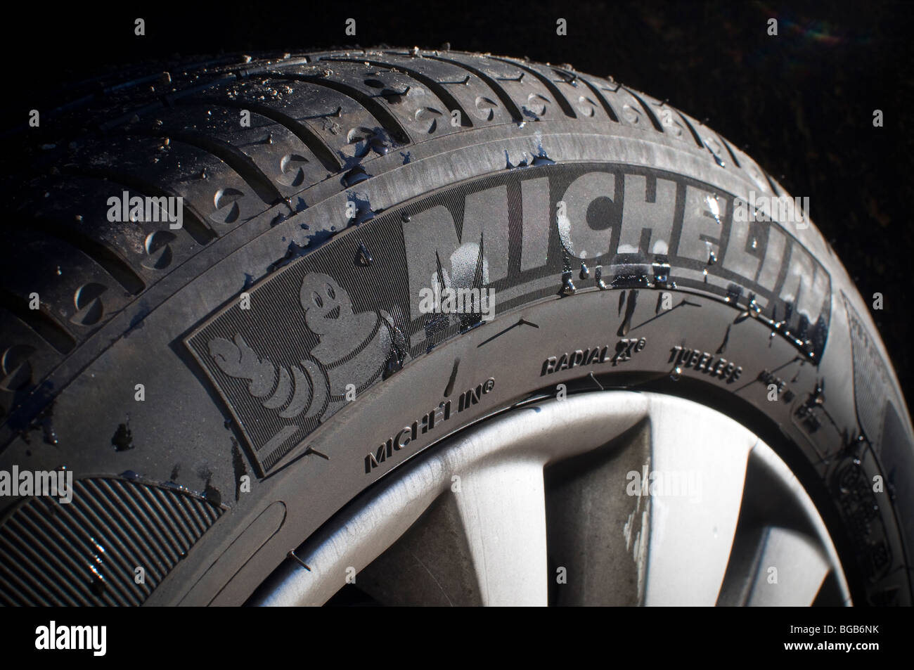 Neue Michelin Reifen mit Michelin-Männchen, Kilometer, km, Beschleunigung,  Geschwindigkeit, Closeup, Drehzahlmesser, Auto Stockfotografie - Alamy