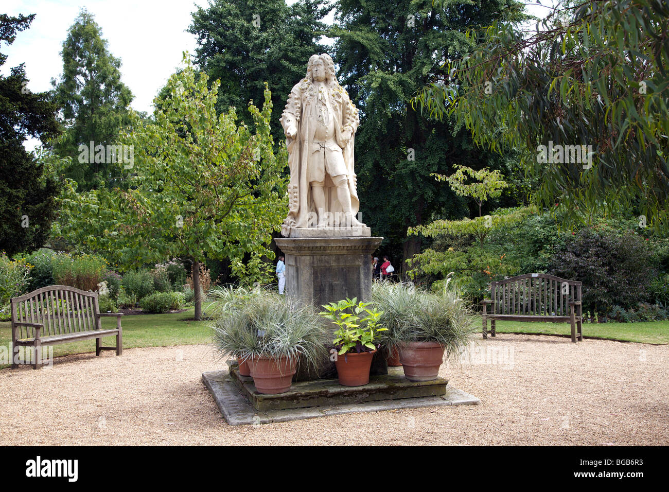 Statue von Sir Hans Sloane Gründer von The Chelsea Physic Garden, Kensington, London, England Stockfoto