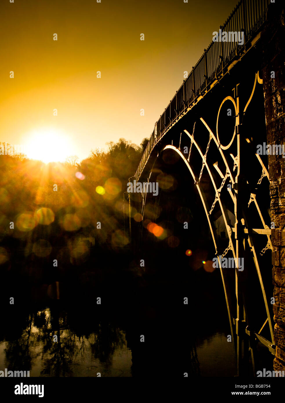 Die Ironbridge in Ironbridge, Telford, Shropshire, entlang dem Fluss Severn, England. Stockfoto