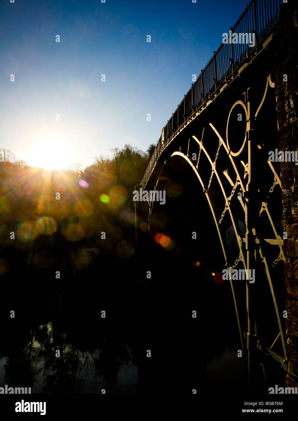Die Ironbridge in Ironbridge, Telford, Shropshire, entlang dem Fluss Severn, England. Stockfoto