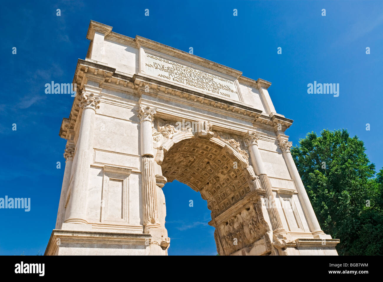 Rom, Italien. Der Bogen von Titus auf dem Forum Romanum. Stockfoto