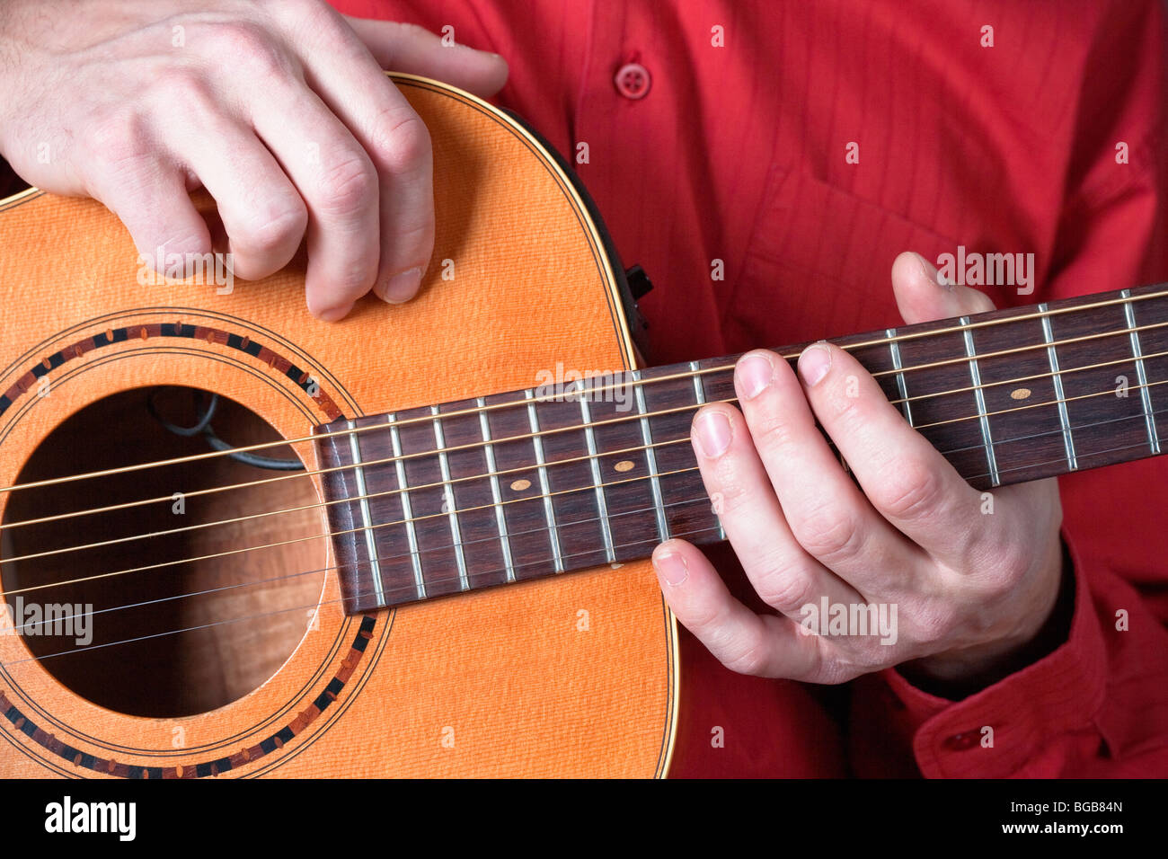 Nahaufnahme der Hände der Musiker spielt akustische Gitarre Stockfoto