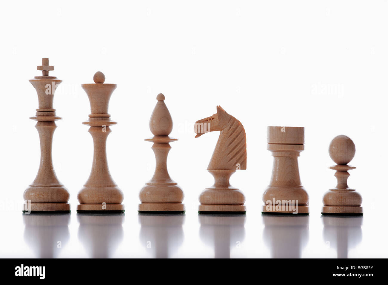 Schach - Sammlung von weißen Schachfiguren isoliert auf weißem Hintergrund Stockfoto