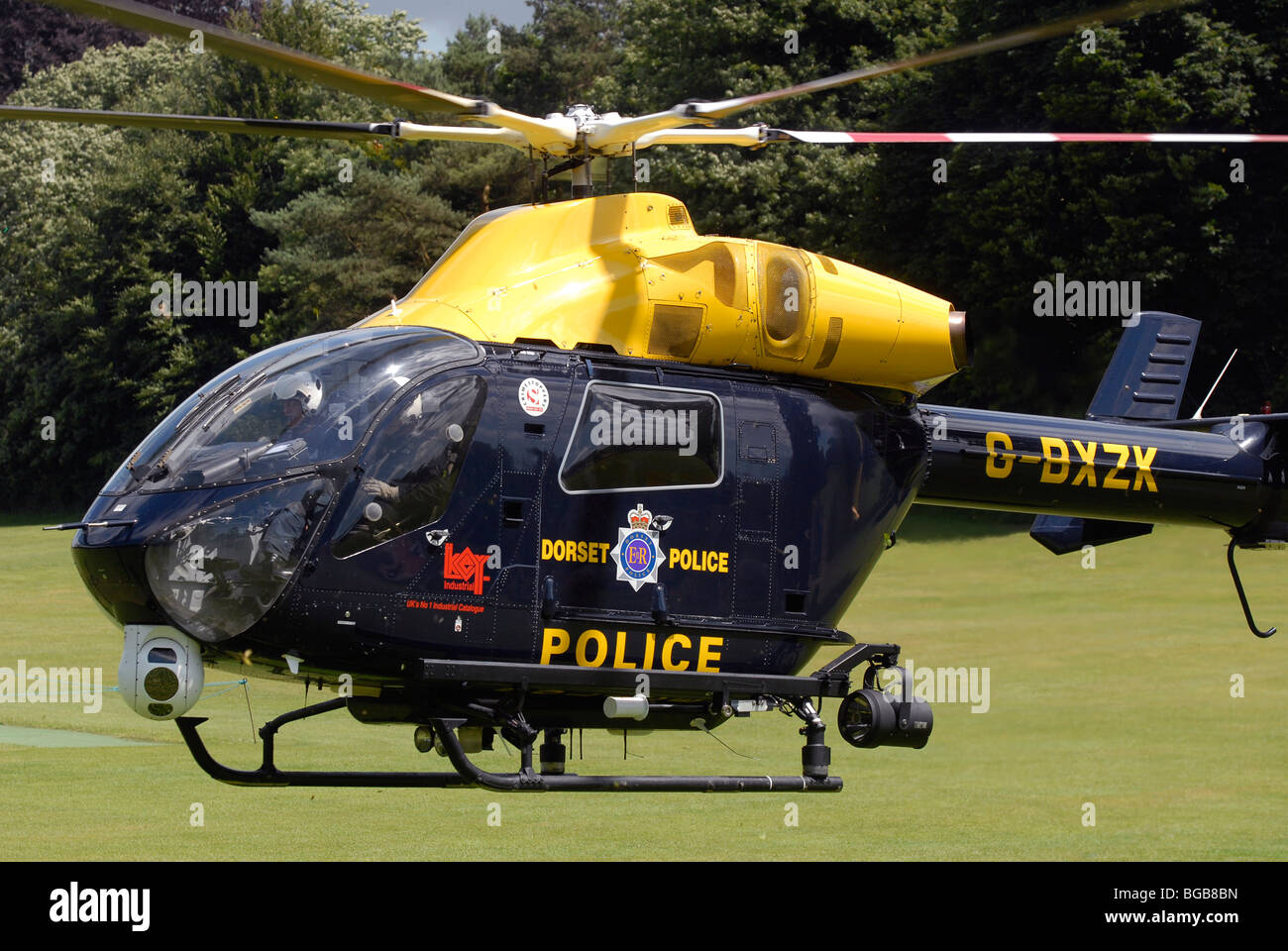 Dorset-Polizei-Hubschrauber schwebt Stockfoto