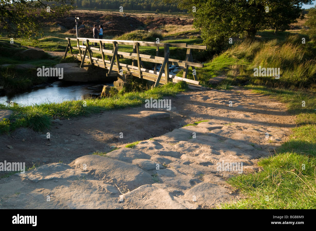 Holzsteg über Burbage Bach in der Nähe von Grindleford Peak District Derbyshire Stockfoto