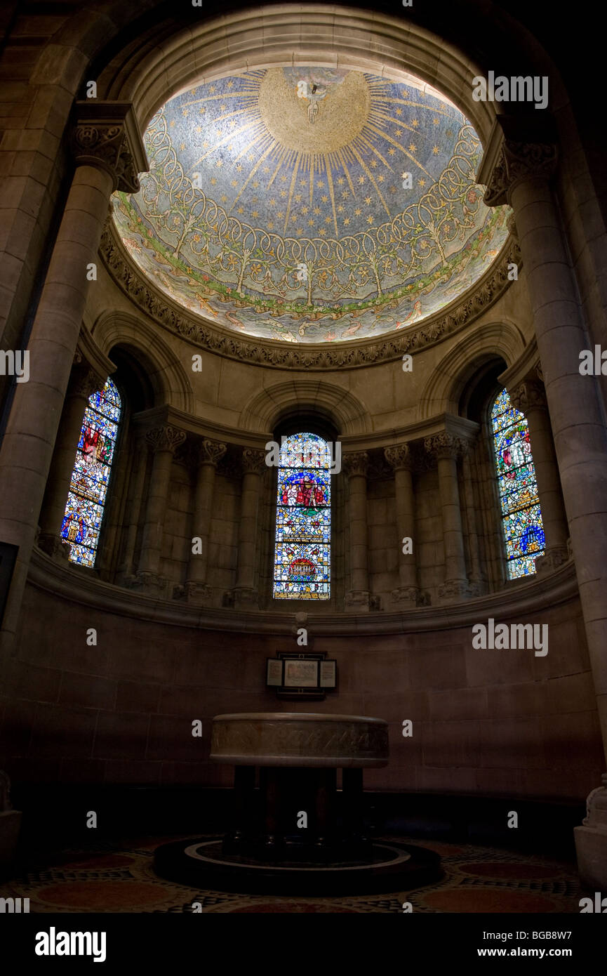 Saint Anne Kathedrale Nordirlands, im Hauptsaal mit Weihwasser Schale Stockfoto