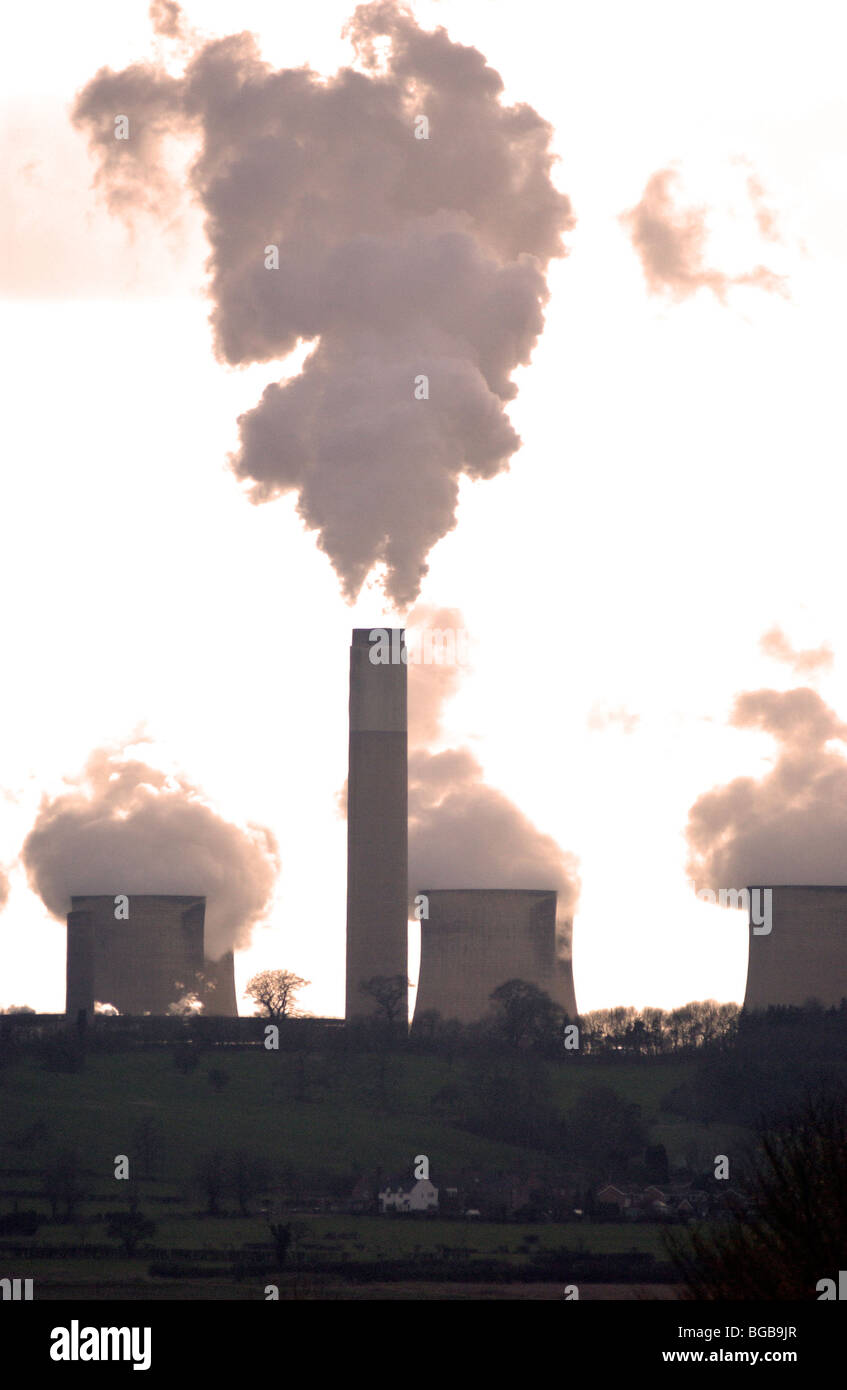 Lizenzfreie kostenlose Foto von Kraftwerk im Vereinigten Königreich zeigen, CO2-Emissionen, die aus Schornsteinen. Stockfoto