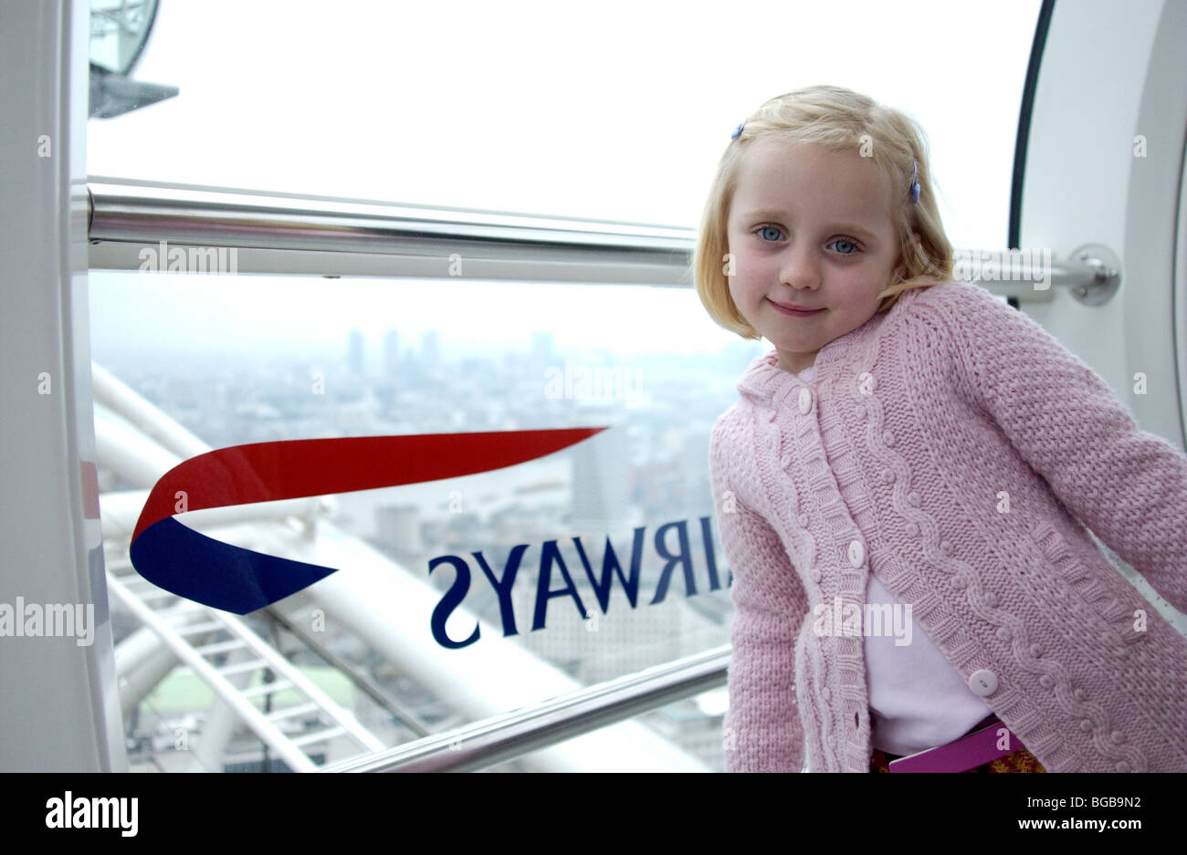 Foto des London Eye innerhalb Familie Kinder Pod innen besuchen Stockfoto