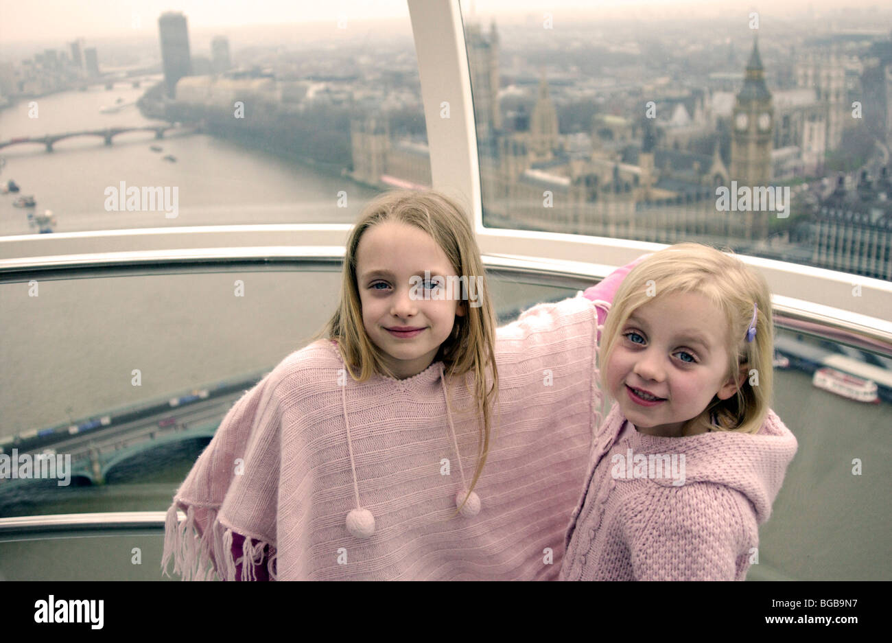 Foto des London Eye Ansicht Pod im Inneren Kinder Themse besuchen Stockfoto
